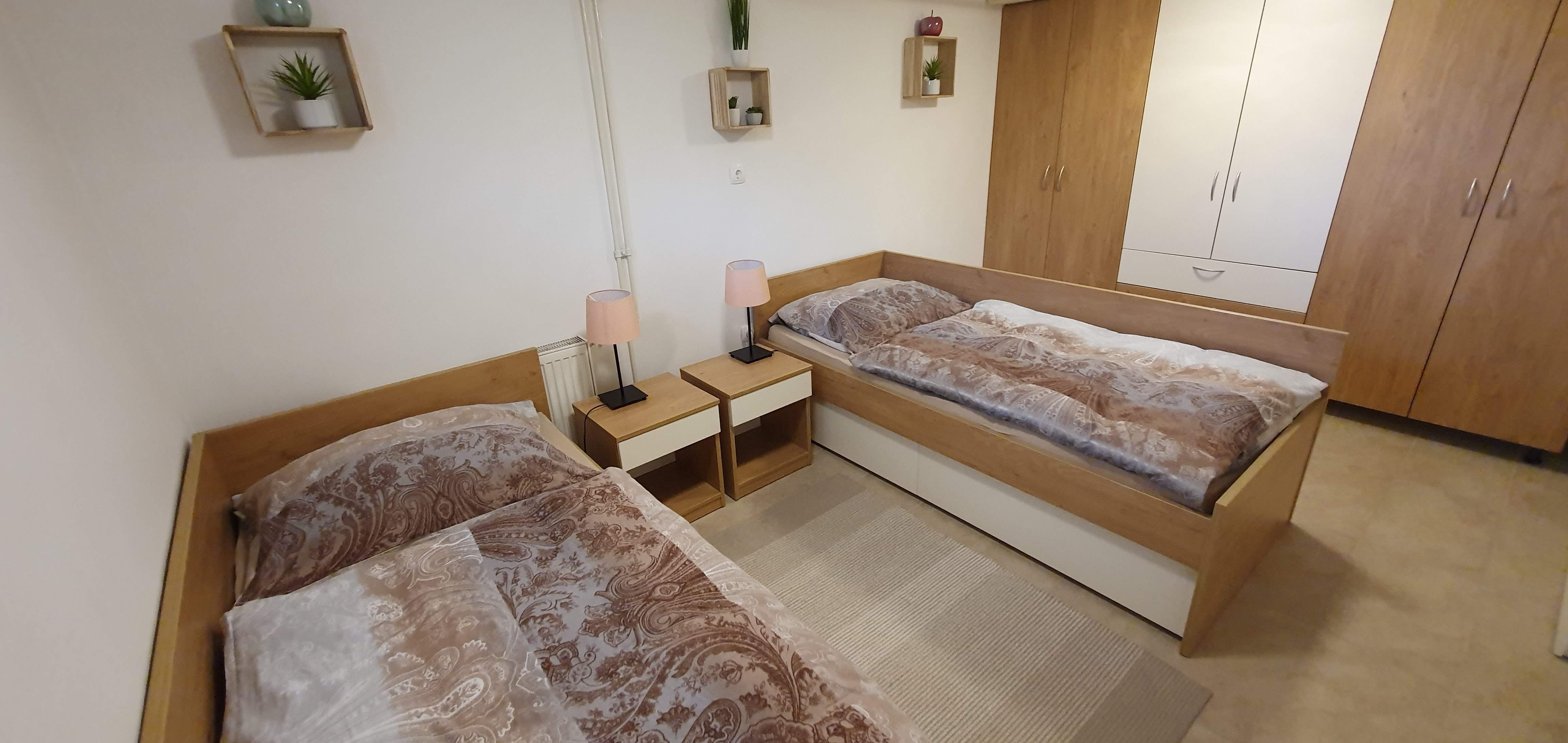 Second bedroom with twin beds
